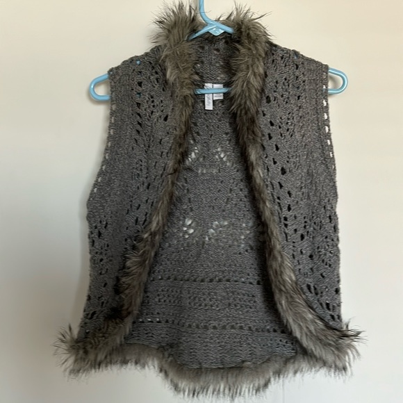 Relativity Tops - Relativity grey knit vest.